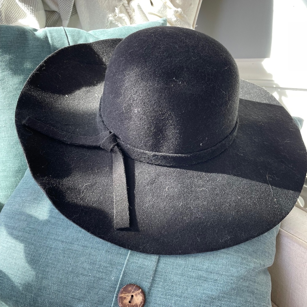 Black wide brimmed hat